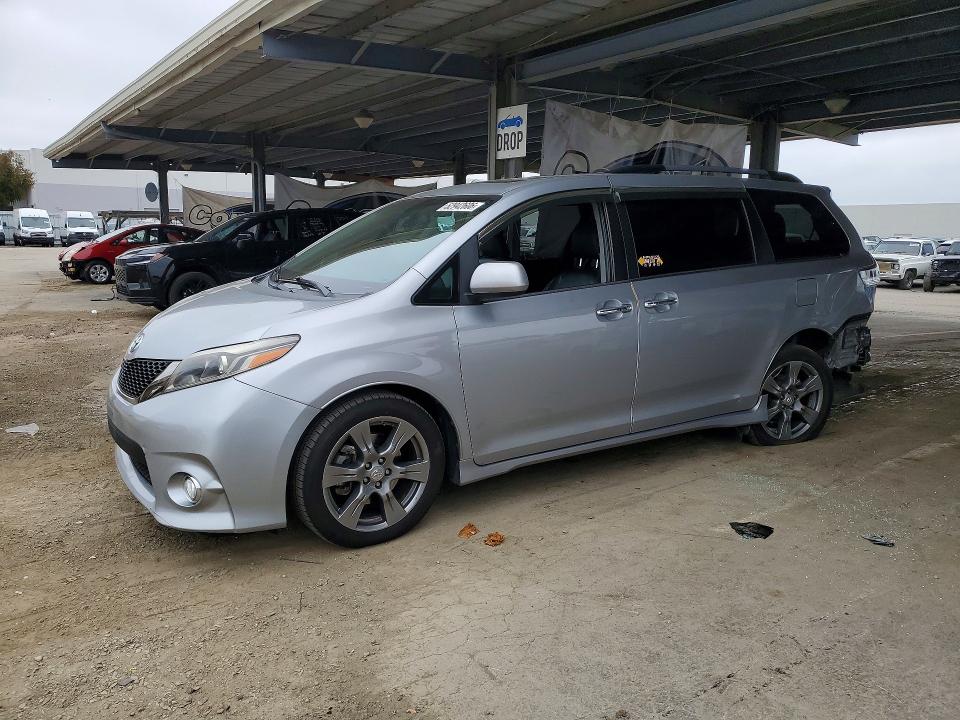 52942606 :رقم المزاد ، 5TDXZ3DCXHS877632 vin ، 2017 Toyota Sienna مزاد بيع
