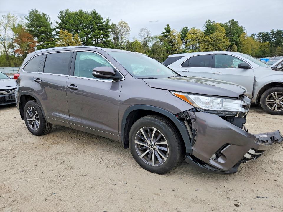 Продажа на аукционе авто 2017 Toyota Highlander, vin: 5TDJZRFH3HS381945, номер лота: 52987296