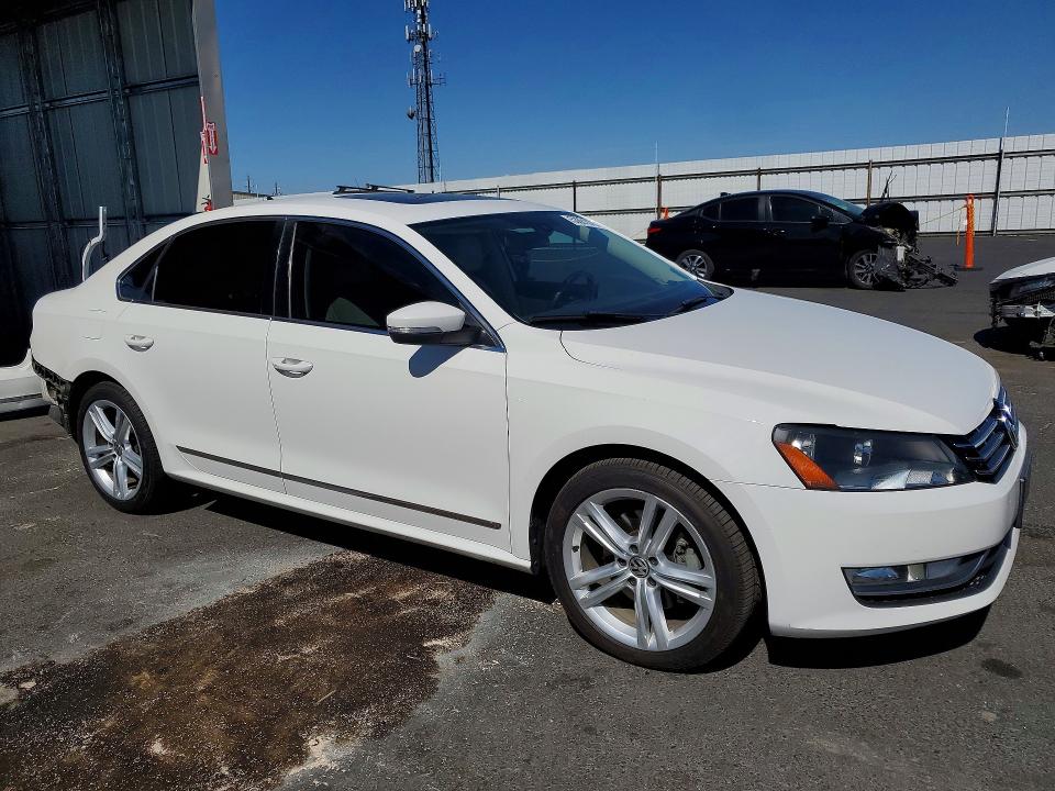 53061076 :رقم المزاد ، 1VWCN7A39EC075430 vin ، 2014 Volkswagen Passat مزاد بيع