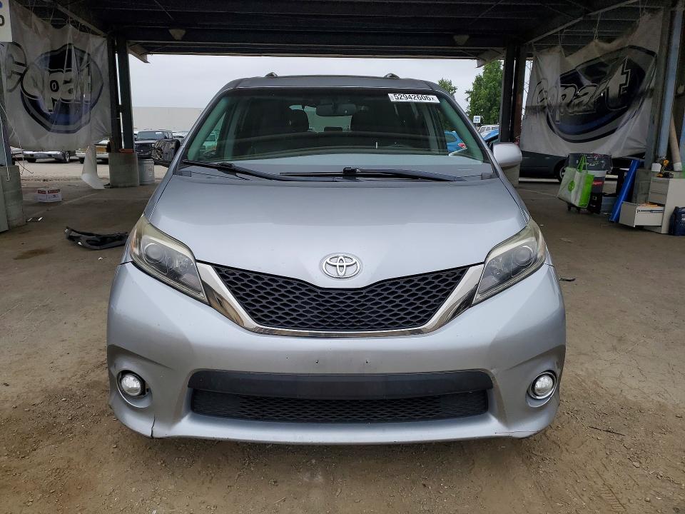 52942606 :رقم المزاد ، 5TDXZ3DCXHS877632 vin ، 2017 Toyota Sienna مزاد بيع