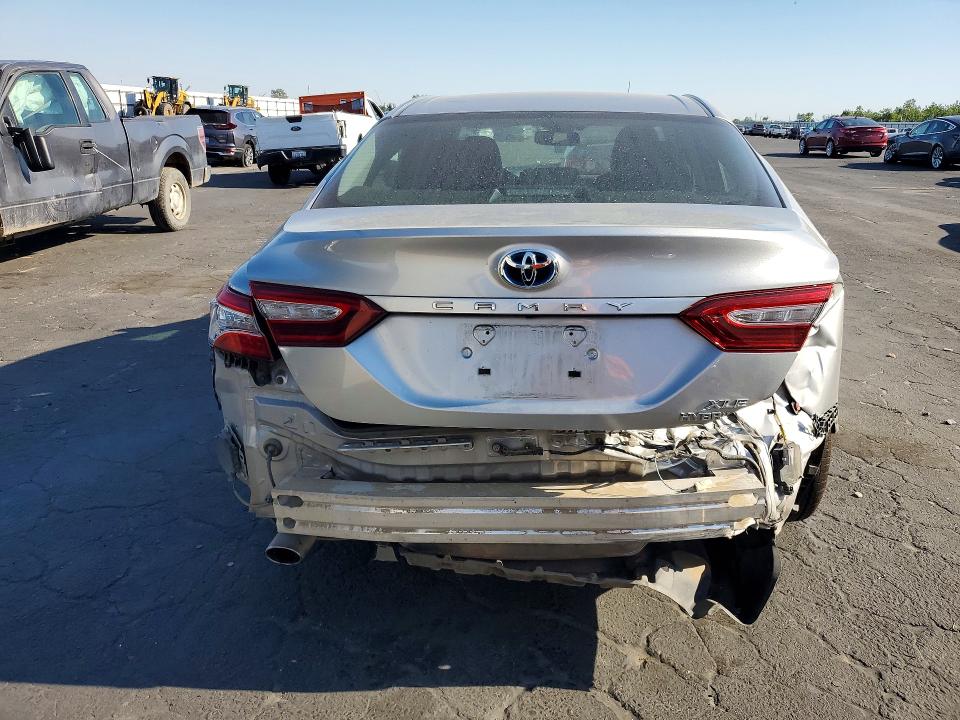 52667296 :رقم المزاد ، 4T1B21HK8JU502033 vin ، 2018 Toyota Camry Hybrid مزاد بيع
