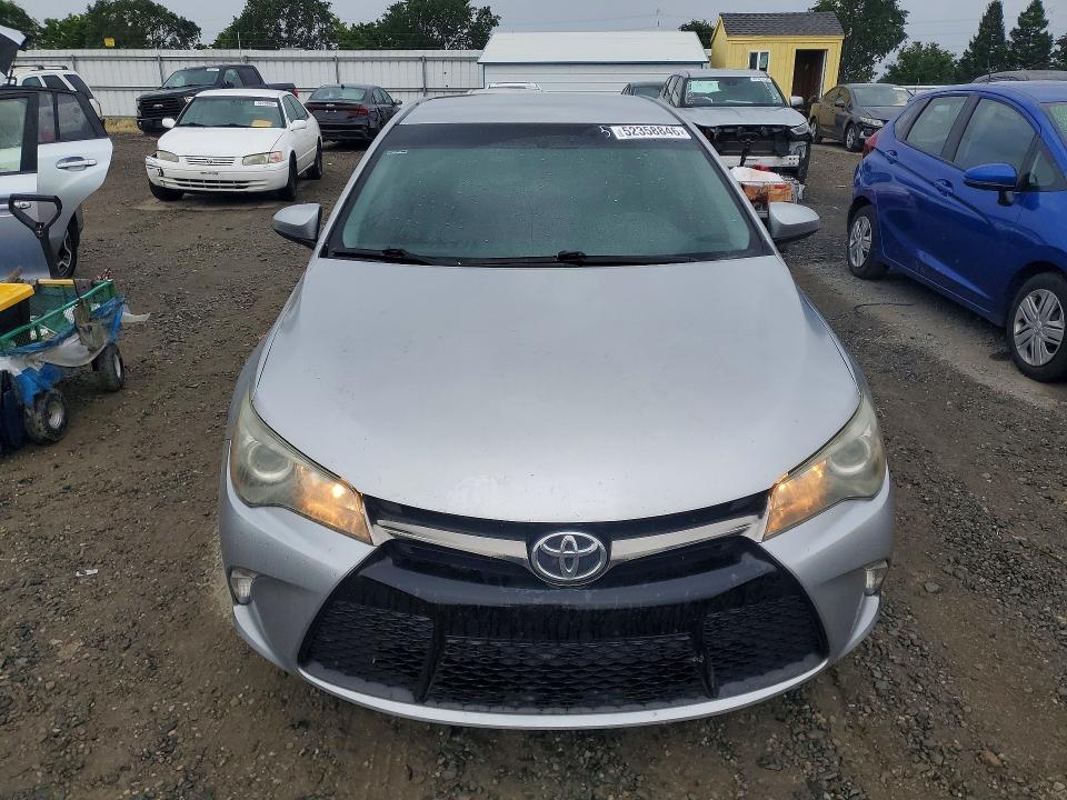 52358846 :رقم المزاد ، 4T1BF1FK5FU977315 vin ، 2015 Toyota Camry مزاد بيع