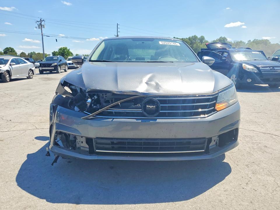 52049146 :رقم المزاد ، 1VWAT7A36HC042306 vin ، 2017 Volkswagen Passat مزاد بيع