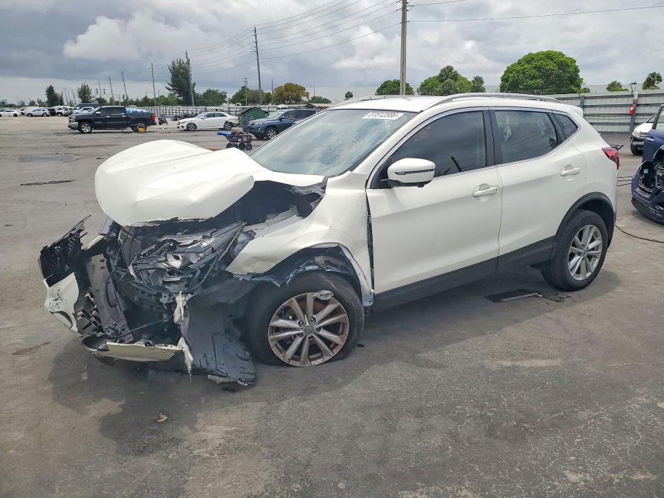 51512586 :رقم المزاد ، JN1BJ1CRXHW105808 vin ، 2017 Nissan Rogue Sport مزاد بيع