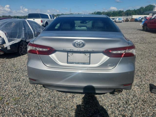 52181036 :رقم المزاد ، 4T1B11HK8JU133032 vin ، 2018 Toyota Camry مزاد بيع