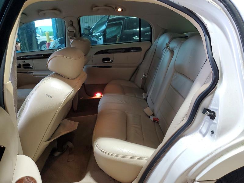 54022106 :رقم المزاد ، 1LNHM82W52Y640311 vin ، 2002 Lincoln Town Car مزاد بيع