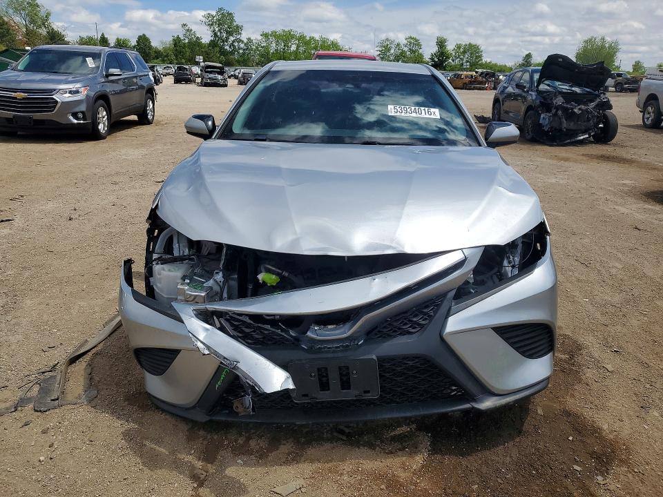 53934016 :رقم المزاد ، 4T1B11HK5JU107570 vin ، 2018 Toyota Camry مزاد بيع