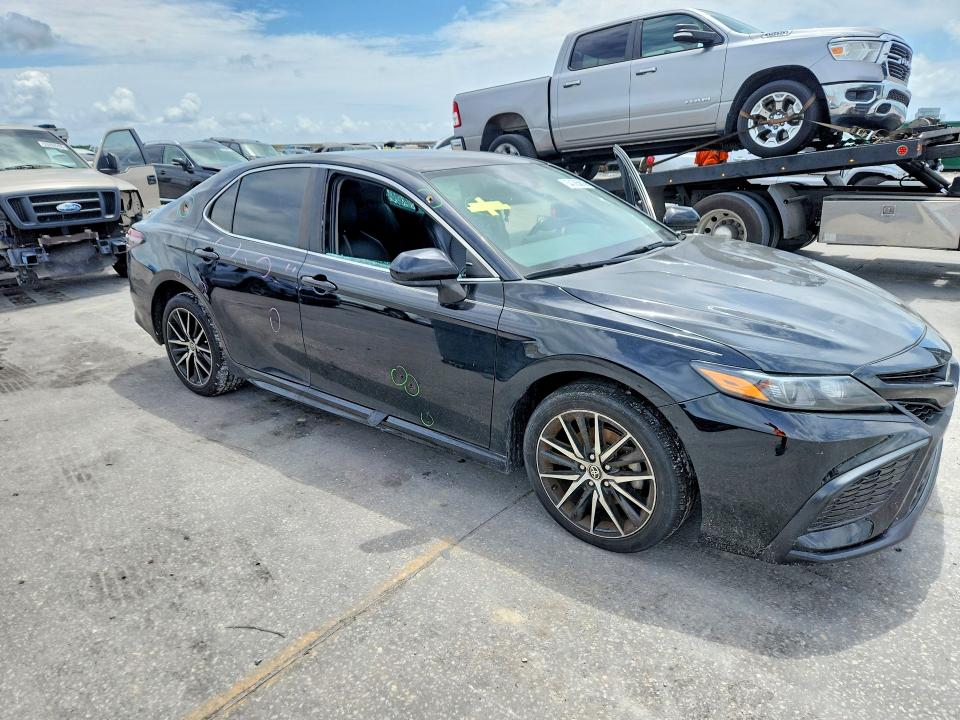 54365816 :رقم المزاد ، 4T1G11AK4MU570255 vin ، 2021 Toyota Camry مزاد بيع