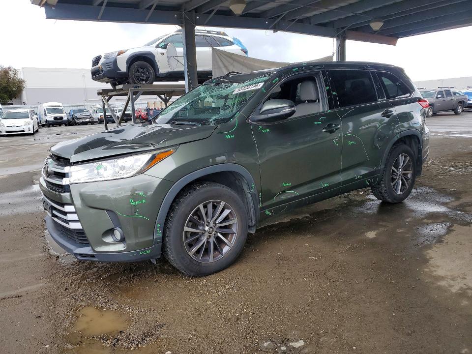 55408196 :رقم المزاد ، 5TDJZRFH8JS822765 vin ، 2018 Toyota Highlander مزاد بيع
