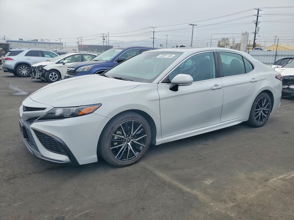 53381106 :رقم المزاد ، 4T1S31AK7NU043719 vin ، 2022 Toyota Camry Hybrid مزاد بيع