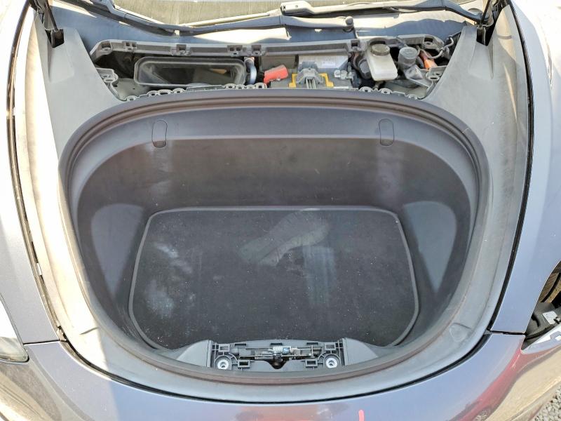 52870786 :رقم المزاد ، 5YJ3E1EA4JF045418 vin ، 2018 Tesla Model 3 مزاد بيع