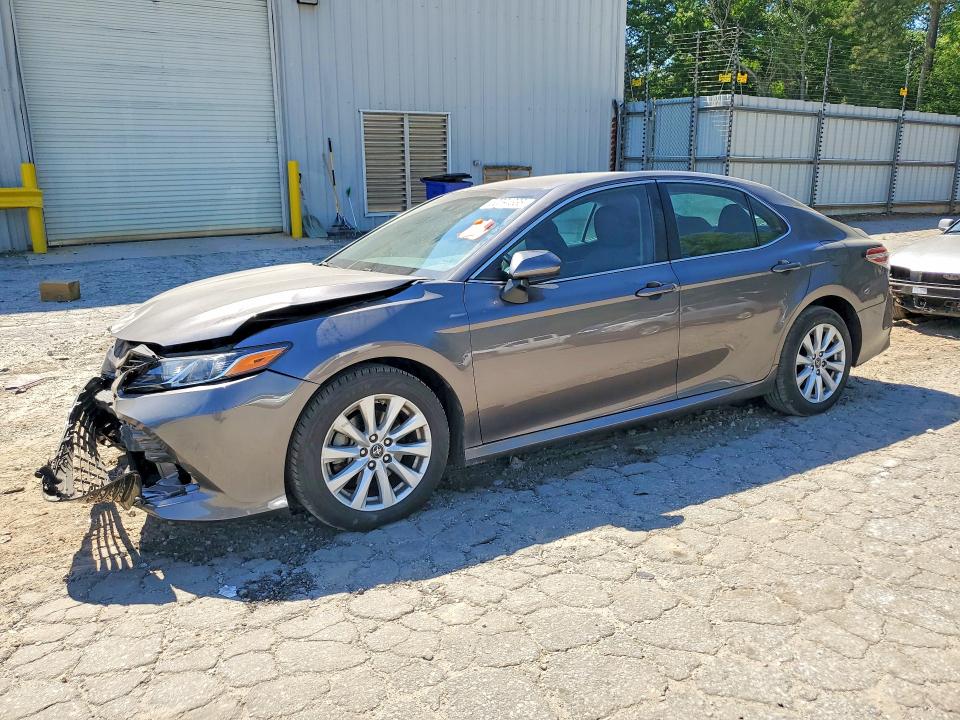 52294336 :رقم المزاد ، 4T1B11HKXJU641888 vin ، 2018 Toyota Camry مزاد بيع