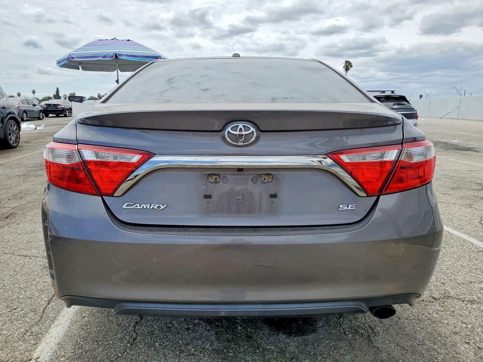 54146606 :رقم المزاد ، 4T1BF1FKXHU376677 vin ، 2017 Toyota Camry مزاد بيع