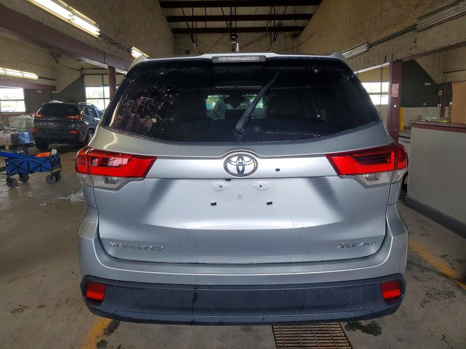 52448506 :رقم المزاد ، 5TDJZRFH3HS389835 vin ، 2017 Toyota Highlander مزاد بيع