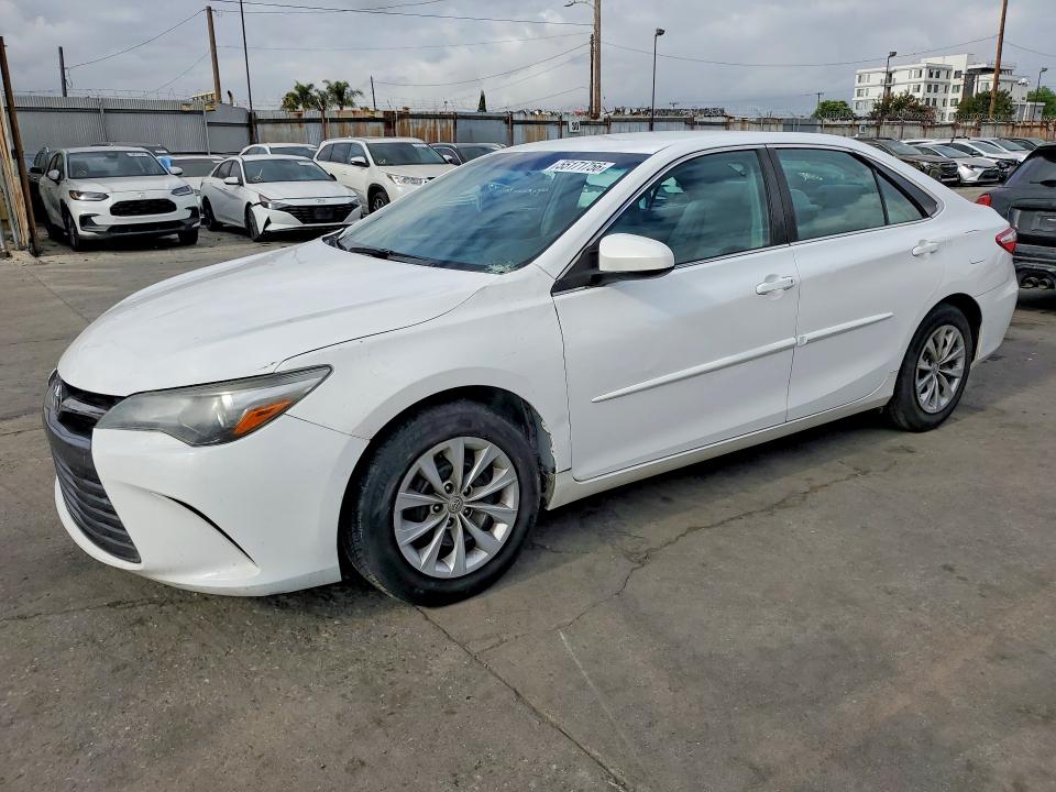 55171756 :رقم المزاد ، 4T1BF1FKXFU104952 vin ، 2015 Toyota Camry مزاد بيع