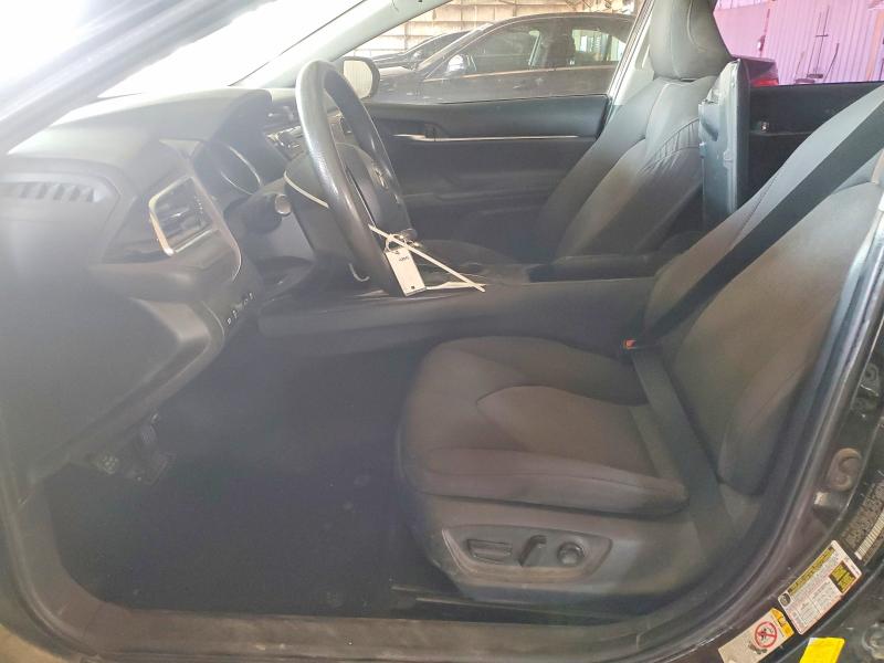 54642126 :رقم المزاد ، 4T1B11HK2JU645224 vin ، 2018 Toyota Camry مزاد بيع