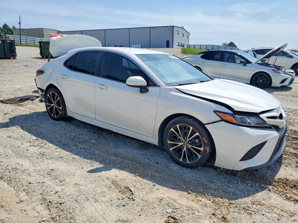 54633846 :رقم المزاد ، 4T1B11HK4JU101470 vin ، 2018 Toyota Camry مزاد بيع