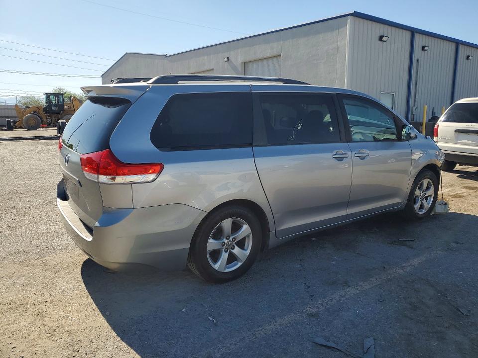 53366736 :رقم المزاد ، 5TDKK3DC8BS011904 vin ، 2011 Toyota Sienna مزاد بيع