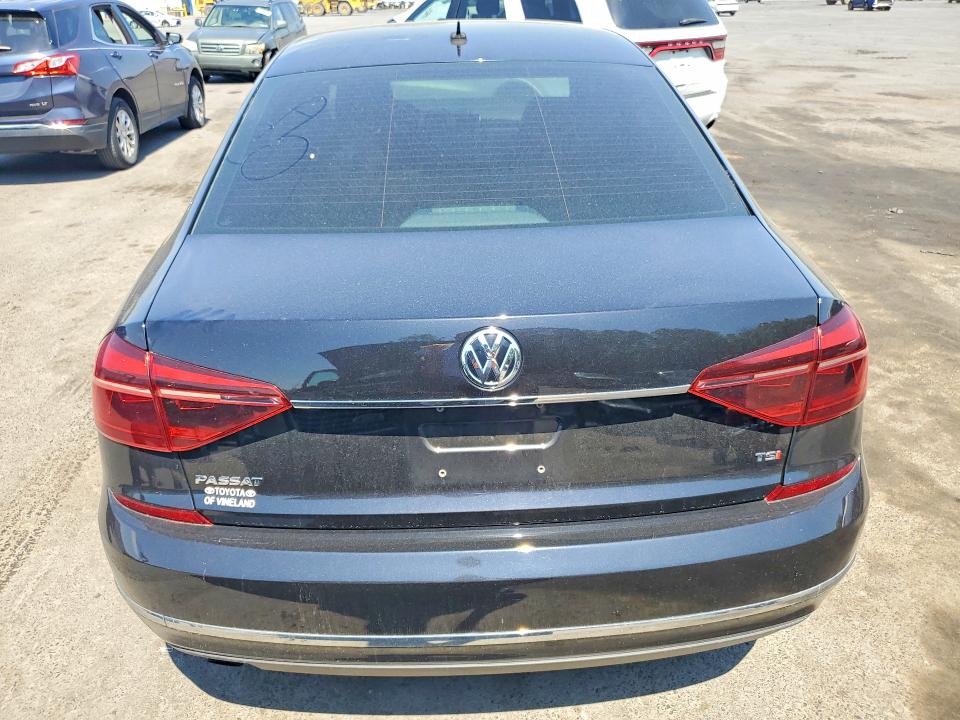 53930756 :رقم المزاد ، 1VWAT7A35HC042622 vin ، 2017 Volkswagen Passat مزاد بيع
