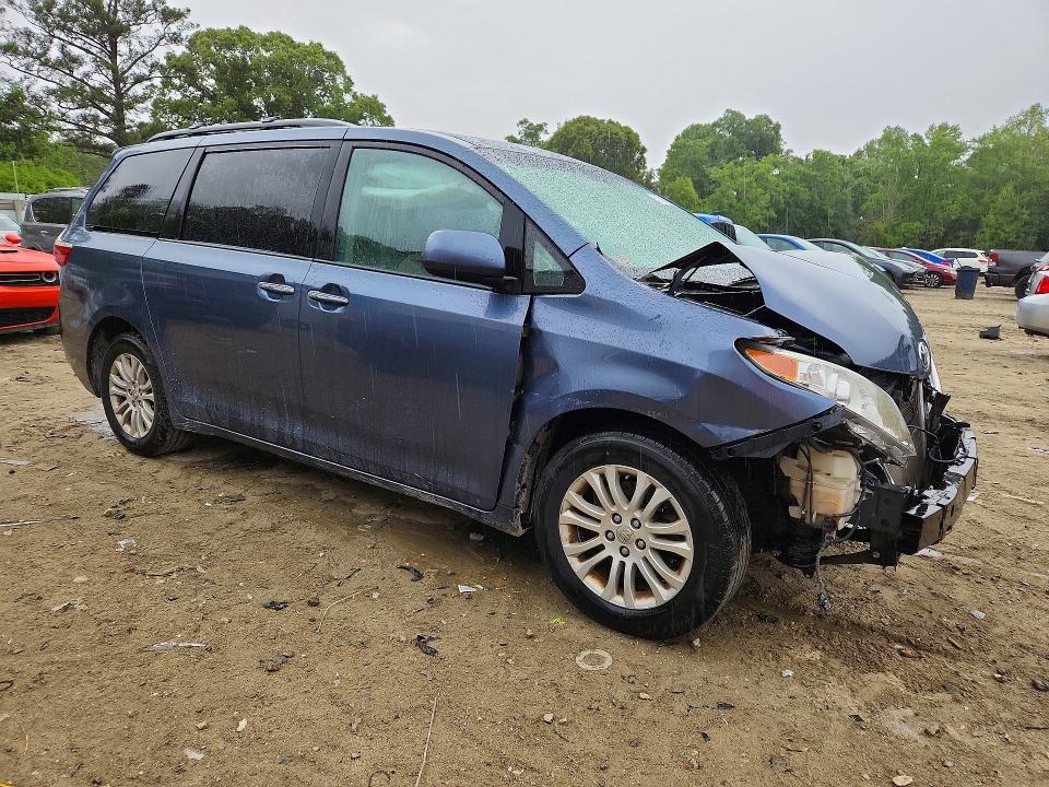 52701356 :رقم المزاد ، 5TDYK3DC0FS584117 vin ، 2015 Toyota Sienna مزاد بيع
