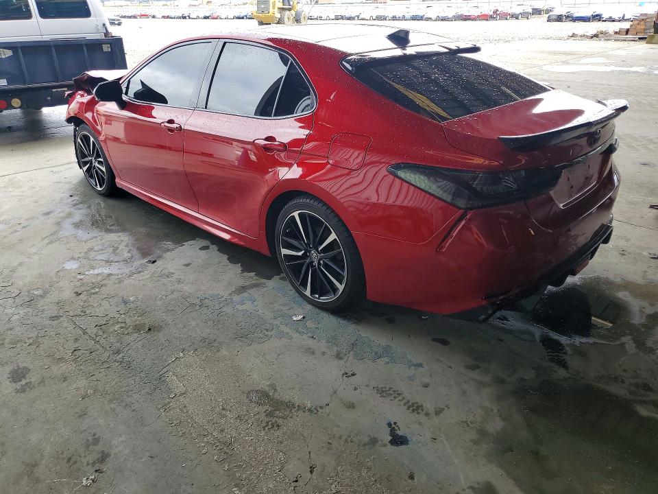 52424726 :رقم المزاد ، 4T1B61HK2KU160102 vin ، 2019 Toyota Camry مزاد بيع
