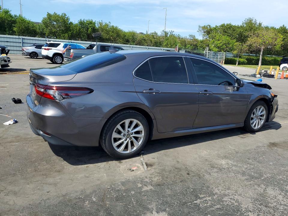 52733896 :رقم المزاد ، 4T1C11AK6MU490678 vin ، 2021 Toyota Camry مزاد بيع