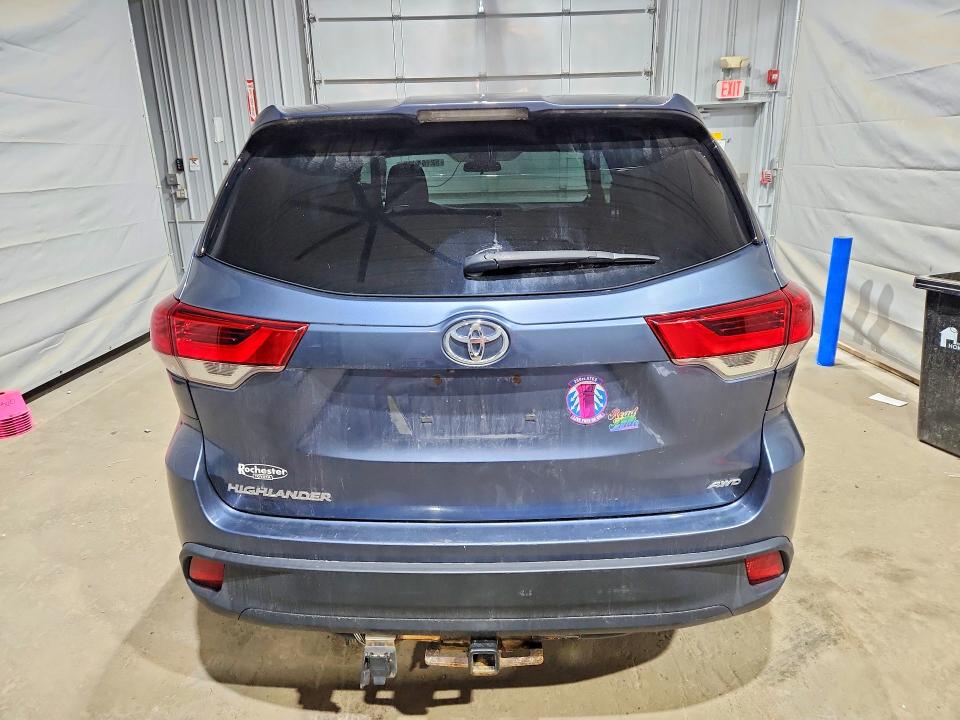 52164426 :رقم المزاد ، 5TDBZRFH6JS887215 vin ، 2018 Toyota Highlander مزاد بيع