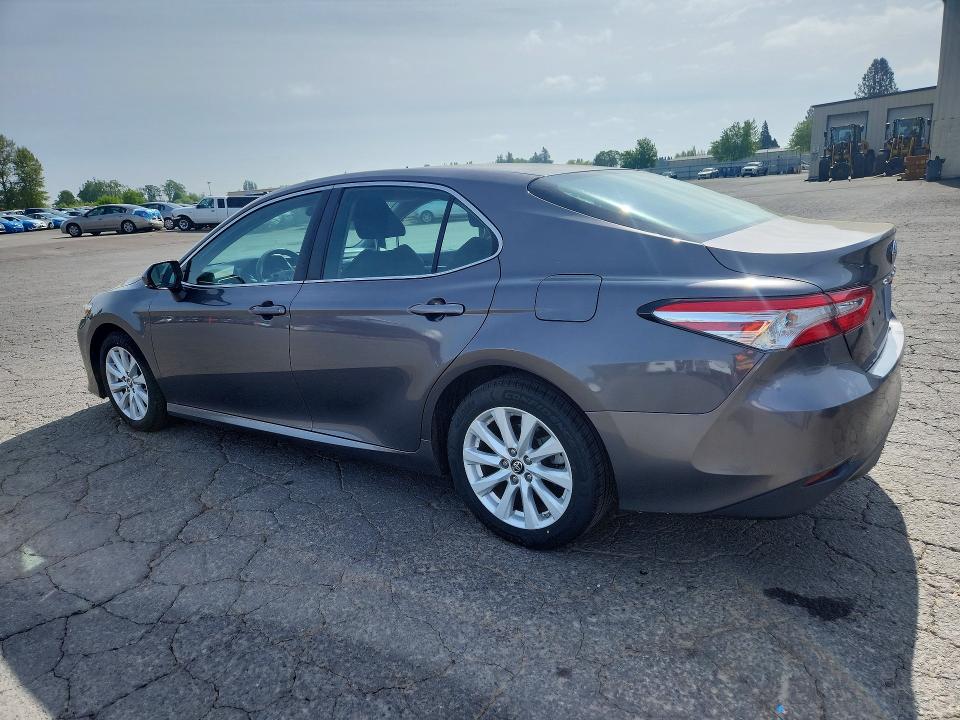 52081416 :رقم المزاد ، 4T1B11HK4JU107477 vin ، 2018 Toyota Camry مزاد بيع