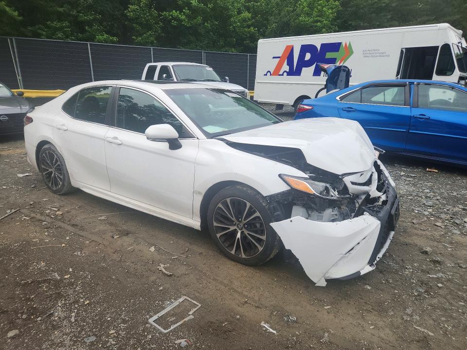 53186386 :رقم المزاد ، 4T1B11HK6JU645064 vin ، 2018 Toyota Camry مزاد بيع