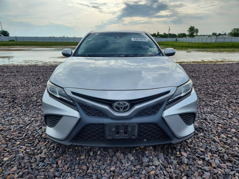 53819016 :رقم المزاد ، 4T1B11HK1JU088886 vin ، 2018 Toyota Camry مزاد بيع