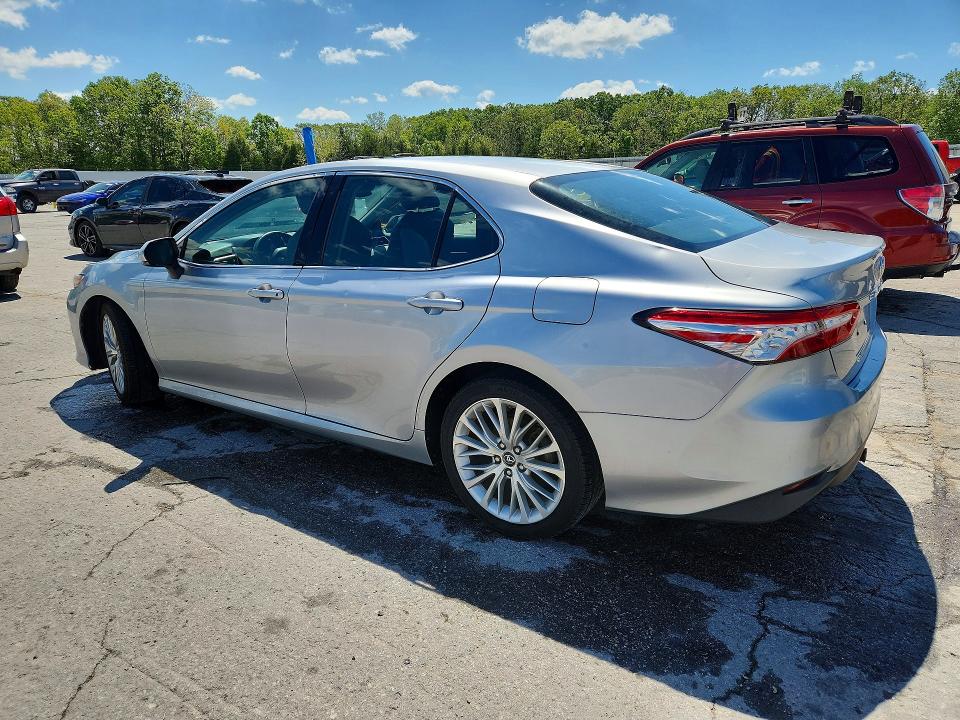 52297216 :رقم المزاد ، 4T1B11HK9JU062097 vin ، 2018 Toyota Camry مزاد بيع
