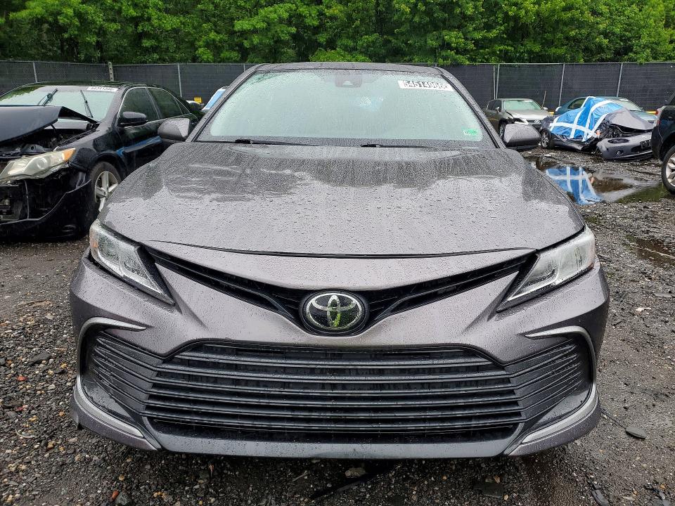 54514966 :رقم المزاد ، 4T1C11AK0NU009499 vin ، 2022 Toyota Camry مزاد بيع