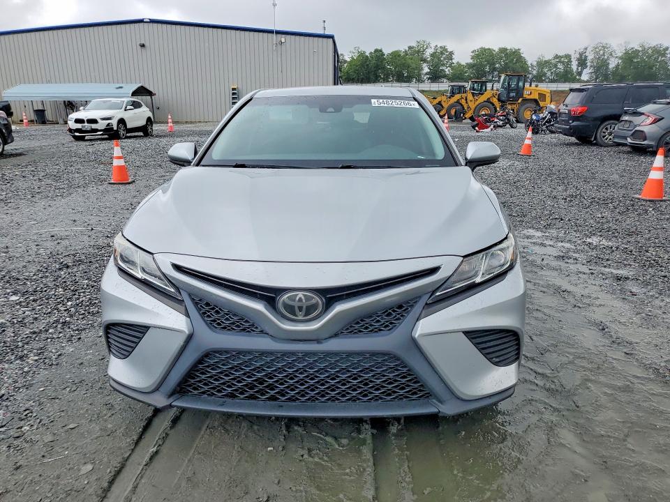 54825266 :رقم المزاد ، 4T1B11HK5JU101803 vin ، 2018 Toyota Camry مزاد بيع