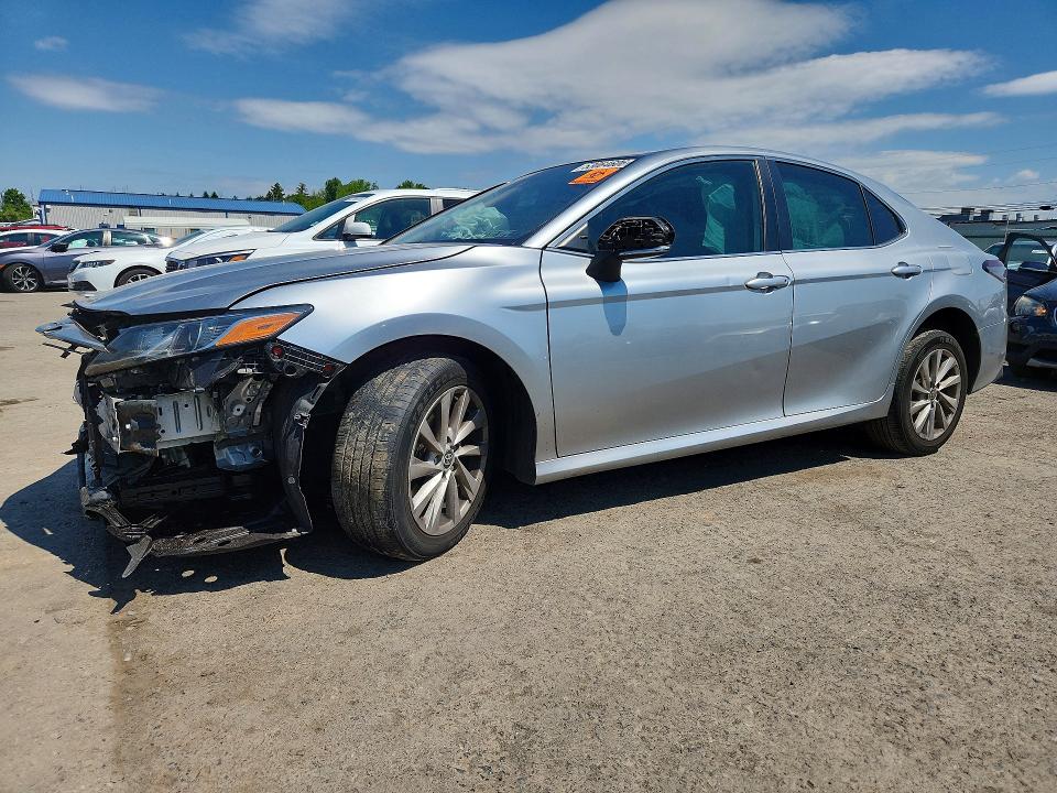 53064606 :رقم المزاد ، 4T1C11BK1MU036577 vin ، 2021 Toyota Camry مزاد بيع