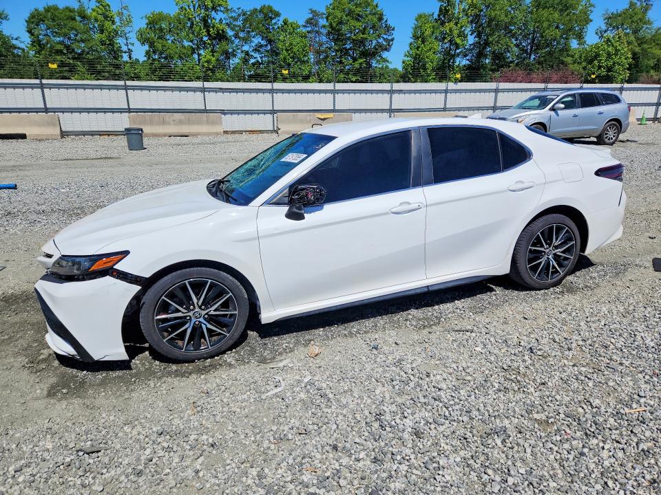 53197856 :رقم المزاد ، 4T1G11AKXMU545974 vin ، 2021 Toyota Camry مزاد بيع