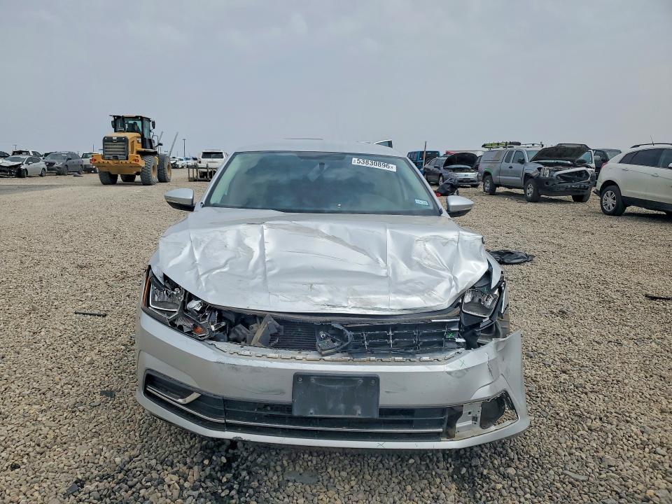 53830896 :رقم المزاد ، 1VWAT7A32HC007715 vin ، 2017 Volkswagen Passat مزاد بيع
