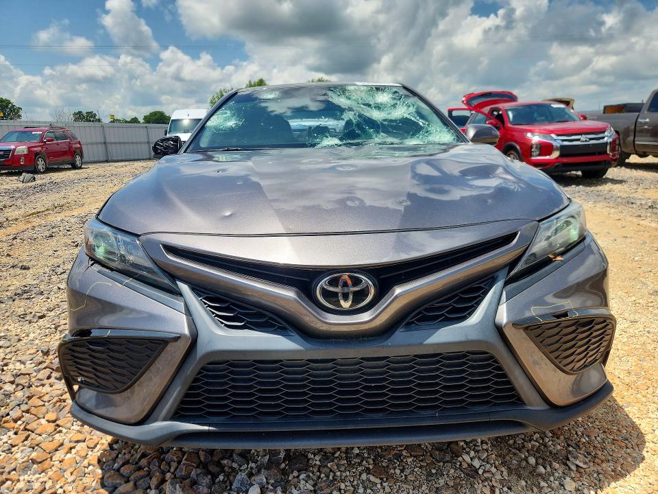 55089616 :رقم المزاد ، 4T1G11AK6MU409213 vin ، 2021 Toyota Camry مزاد بيع