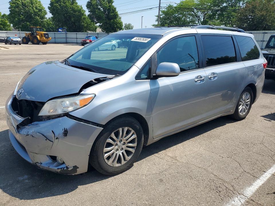 53952656 :رقم المزاد ، 5TDYZ3DC6HS852571 vin ، 2017 Toyota Sienna مزاد بيع