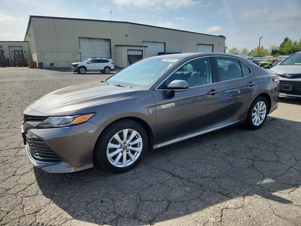 52081416 :رقم المزاد ، 4T1B11HK4JU107477 vin ، 2018 Toyota Camry مزاد بيع