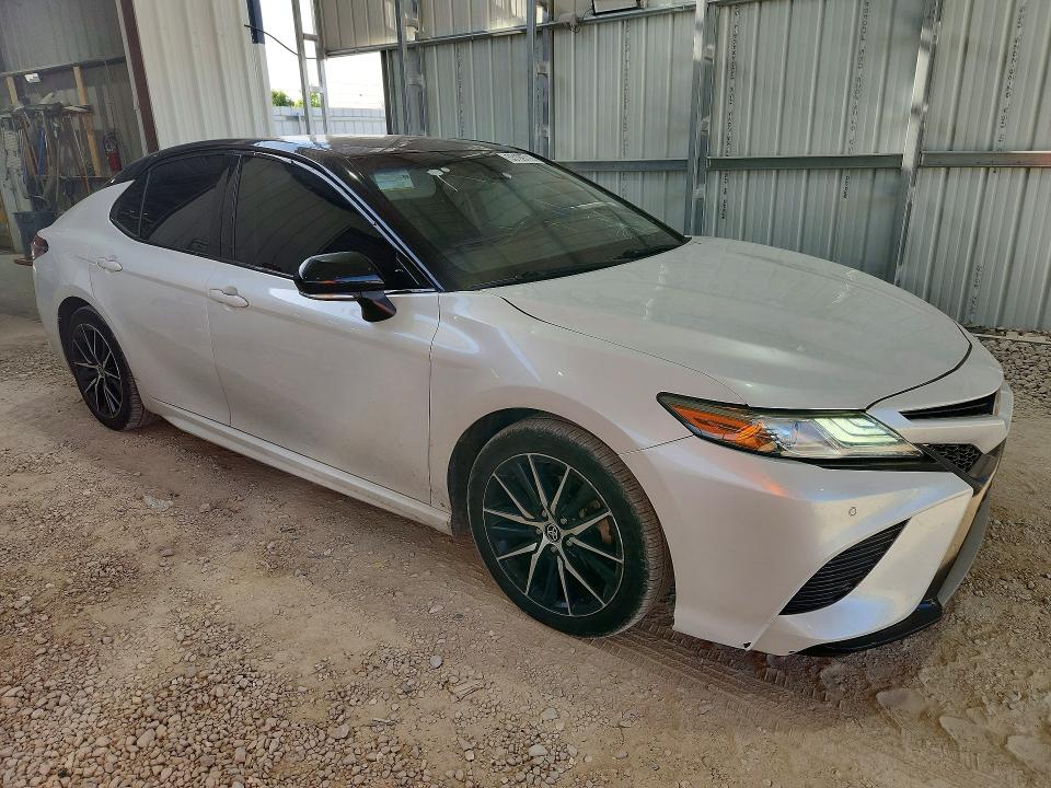 53199716 :رقم المزاد ، 4T1B61HK8JU051769 vin ، 2018 Toyota Camry مزاد بيع