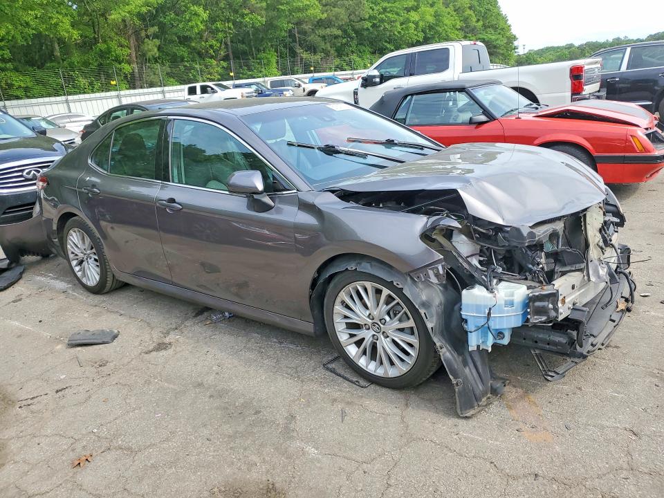 51647336 :رقم المزاد ، 4T1B11HK8JU086603 vin ، 2018 Toyota Camry مزاد بيع
