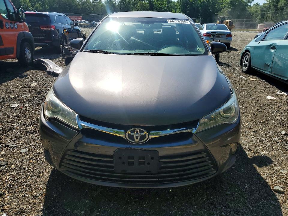 54228756 :رقم المزاد ، 4T1BF1FKXFU962700 vin ، 2015 Toyota Camry مزاد بيع