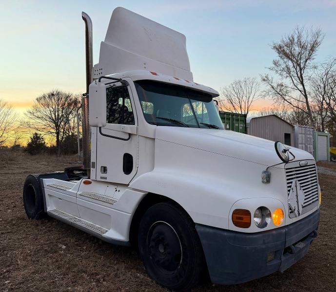 54915686 :رقم المزاد ، 1FUBBAA862PJ88345 vin ، 2002 Freightliner Conventional مزاد بيع