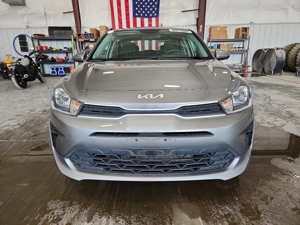 52013326 :رقم المزاد ، 3KPA24AD2NE480323 vin ، 2022 Kia Rio مزاد بيع