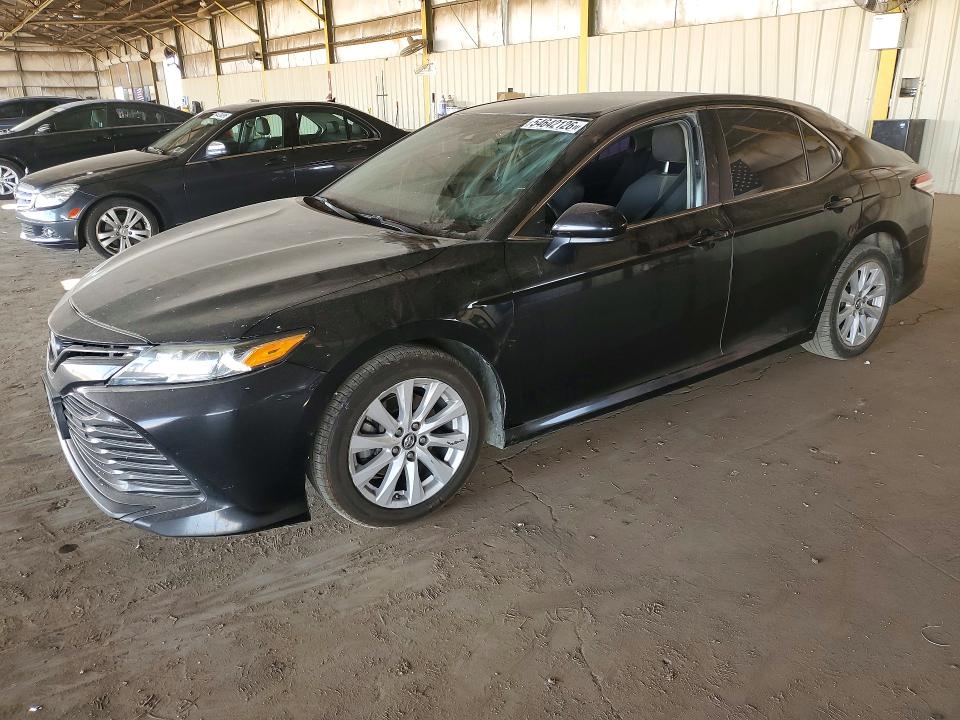 54642126 :رقم المزاد ، 4T1B11HK2JU645224 vin ، 2018 Toyota Camry مزاد بيع