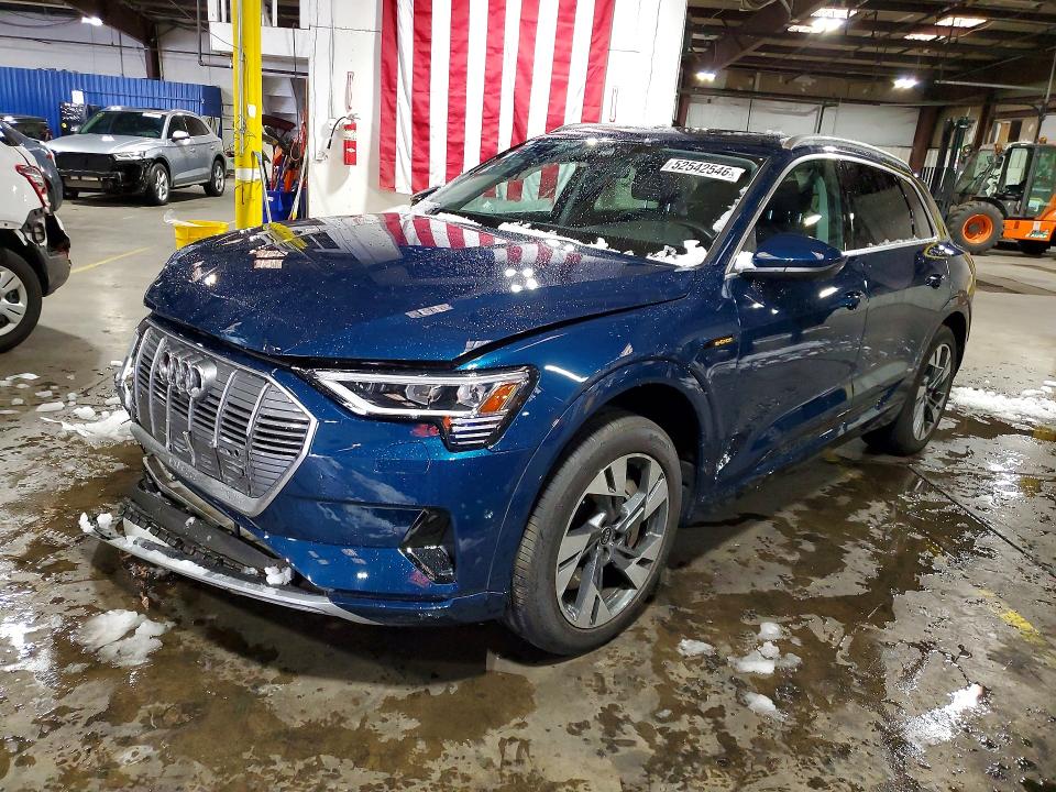 52542546 :رقم المزاد ، WA1LAAGE4NB032456 vin ، 2022 Audi E-tron مزاد بيع