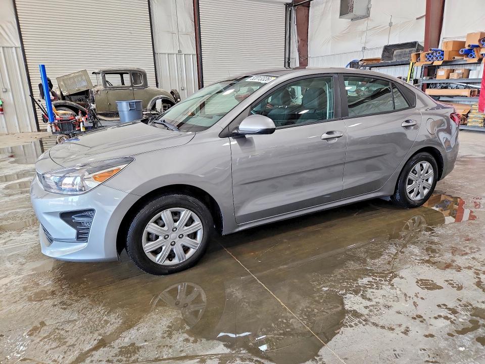 52013326 :رقم المزاد ، 3KPA24AD2NE480323 vin ، 2022 Kia Rio مزاد بيع