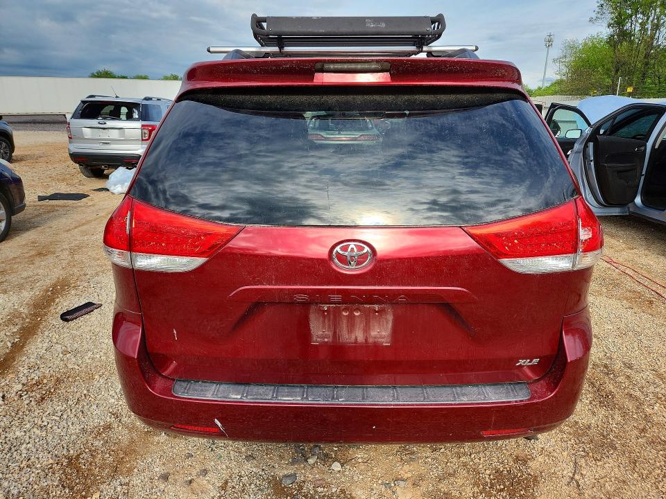 52013526 :رقم المزاد ، 5TDKK3DCXBS142042 vin ، 2011 Toyota Sienna مزاد بيع