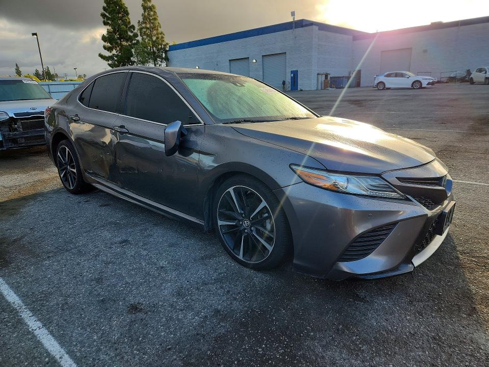 54690426 :رقم المزاد ، 4T1B61HK6JU105862 vin ، 2018 Toyota Camry مزاد بيع