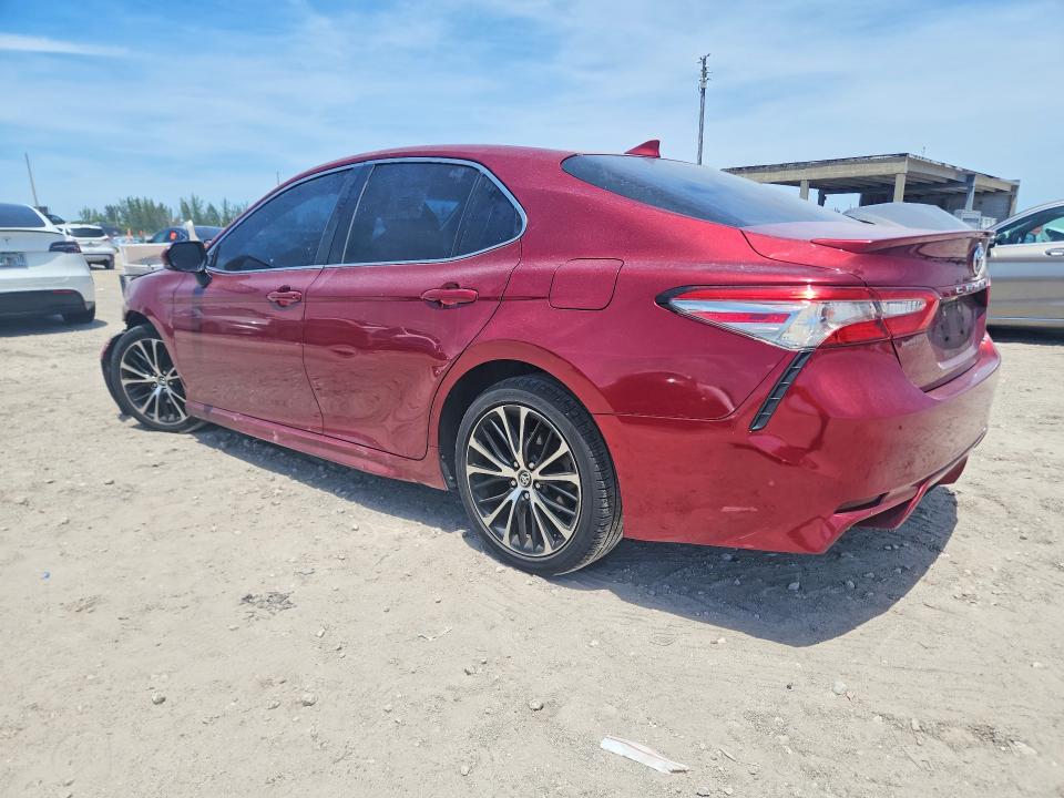 52611626 :رقم المزاد ، 4T1B11HK0JU553660 vin ، 2018 Toyota Camry مزاد بيع